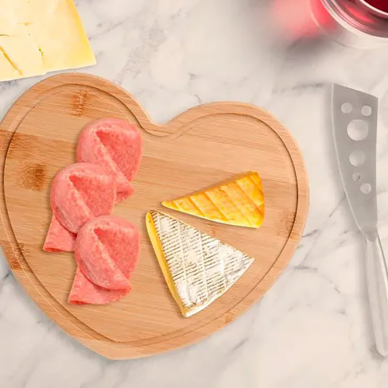 Kit Queijo Com Tábua em Bambu Formato Coração Personalizado 