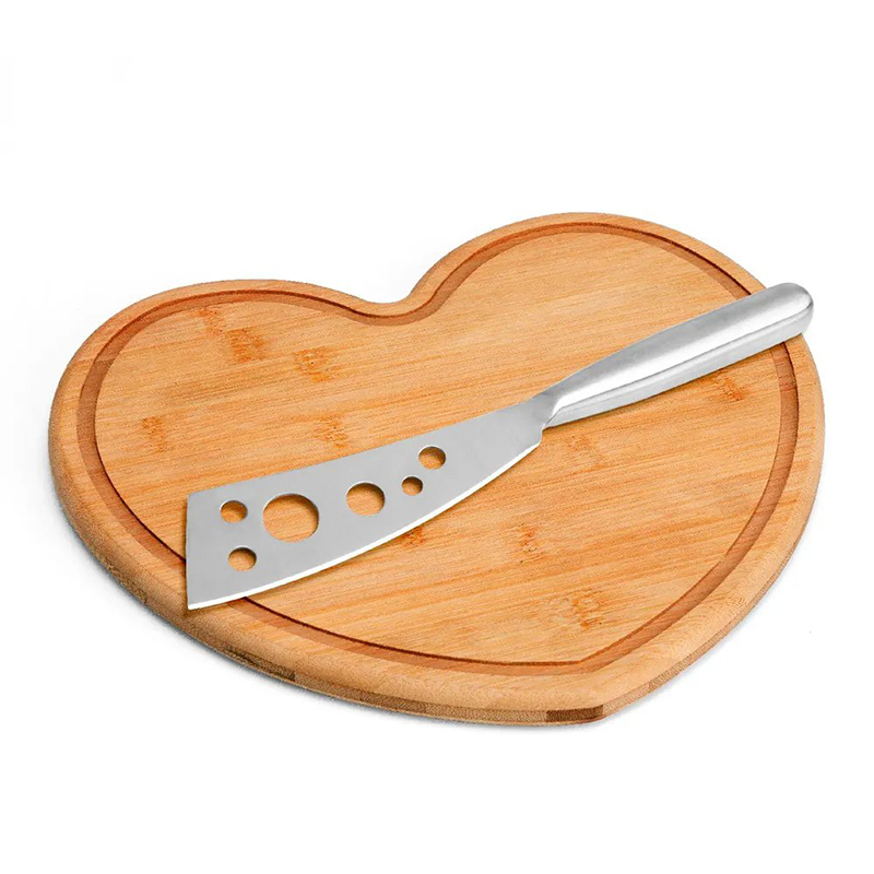 Kit Queijo Com Tábua em Bambu Formato Coração Personalizado 