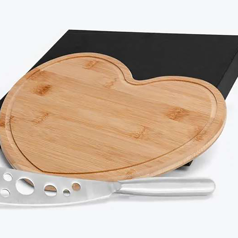 Kit Queijo Com Tábua em Bambu Formato Coração Personalizado 
